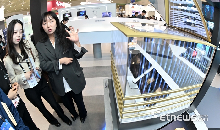 제28회 반도체대전이 14일 서울 강남구 코엑스에서 사흘 일정으로 열렸다. 삼성전자 부스에서 관람객이 차세대 메모리 zHBM 아키텍처를 살펴보고 있다. 김민수기자 mskim@etnews.com