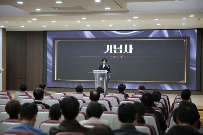 나세리 한양여대 총장이 제52주년 개교기념식에서 기념사를 하고 있다.