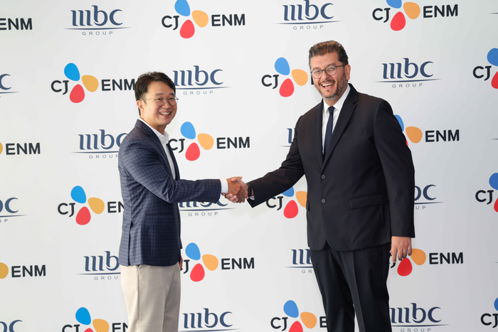 김도현 CJ ENM 콘텐츠유통BU장(왼쪽)과 타레크 알리브라힘 MBC1·MBC DRAMA·MBC 샤히드 콘텐츠 담당 디렉터가 파트너십 체결 후 기념촬영을 하고 있다.[CJ ENM 제공]