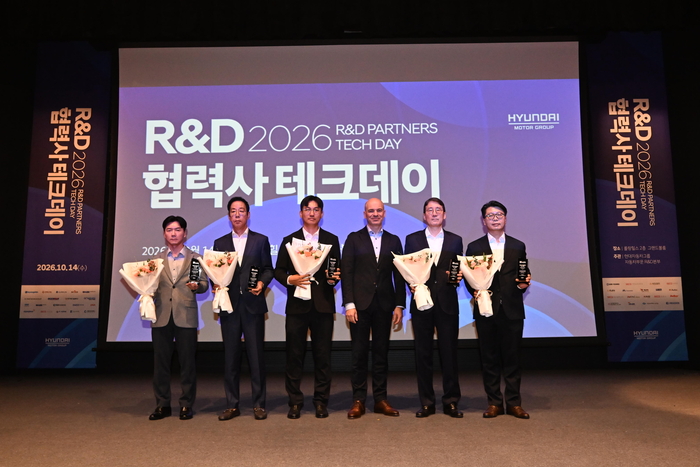 현대차·기아가 '2026 R&D 협력사 테크 데이'에서 우수 협력사 기술을 선정하고 시상했다.(왼쪽부터) 이태희 동희산업 총괄사장 , 차석주 경창산업 부회장, 송승철 대동도어 사장, 만프레드 하러 현대차·기아 R&D본부장 사장, 정서진 화신 사장, 정서진 클라리오스 델코 부문장