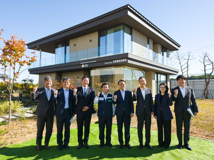 (왼쪽에서 네번째부터) 김성환 기후에너지환경부 장관, 박승희 삼성전자 사장, 김철기 삼성전자 부사장 등이 14일 '삼성 AI 모듈러 홈'에서 기념 촬영을 하고 있다.