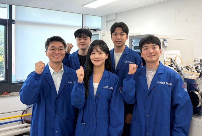 연구진. 상단 왼쪽부터 시계 방향으로 고태욱 박사과정, Jingyao 박사과정, (고명찬 박사과정, 노희수 박사과정, 김경민 교수