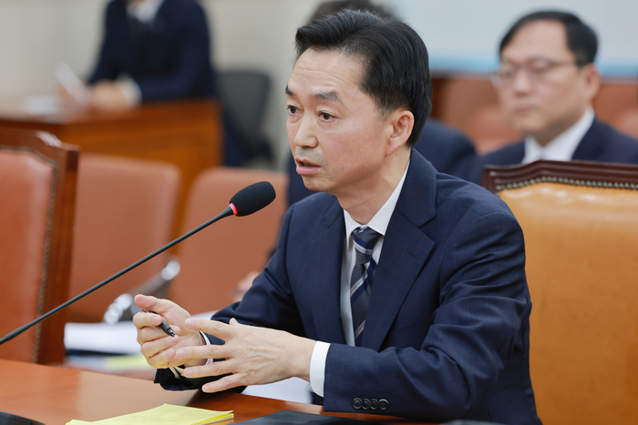 김지용 초대 중대범죄수사청장 후보자가 14일 국회 행정안전위원회에서 열린 인사청문회에서 행안위원 질의에 답하고 있다. 연합뉴스