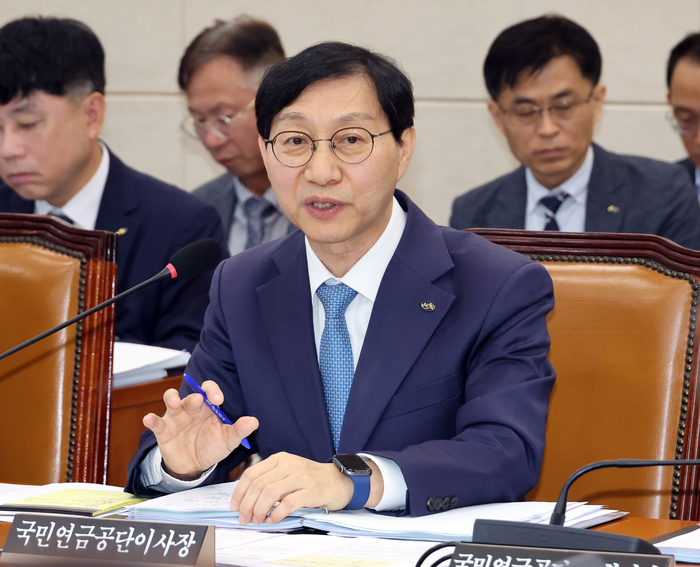 김성주 국민연금공단 이사장이 14일 국회에서 열린 보건복지위원회 국정감사에서 위원 질문에 답하고 있다. 연합뉴스