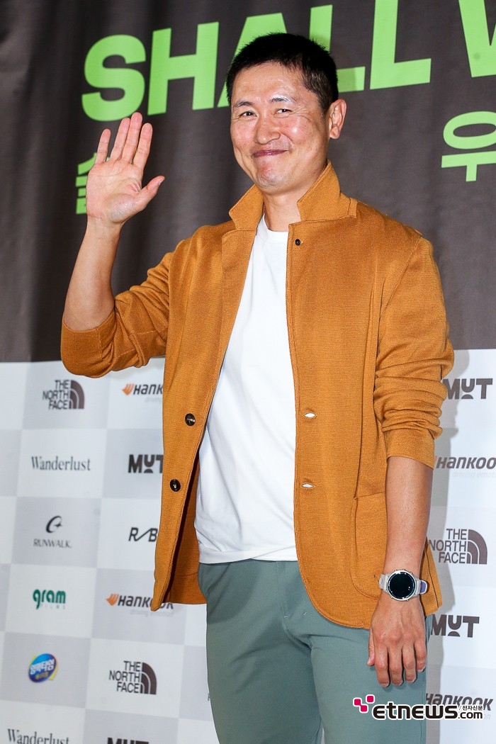 [ET포토] 이영표, '수줍게 인사'