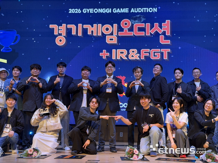 김태형 경기도의회 미래과학협력위원장(뒷줄 왼쪽 여섯 번째)이 15일 경기혁신센터에서 열린 '제21회 경기게임오디션 + IR&FGT'에 참석해 참여자들과 단체 사진을 촬영했다. 경기도의회 제공.
