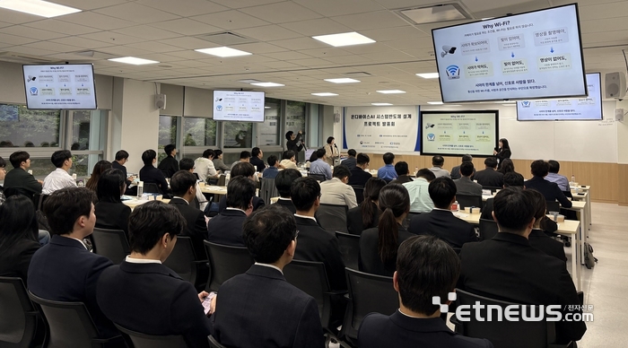 경기도가 15일 경기도 팹리스 아카데미에서 교육생 프로젝트 발표회와 기업 채용 연계 행사를 개최했다. 경기도 제공.