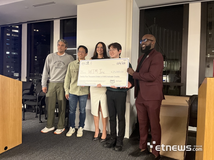 미국 샌프란시스코에서 열린 'AWS x 엔비디아AI 피치경진대회' 시상 현장. 윔이 1위 부상인 AWS 크레딧 2만5000달러를 받았다. 왼쪽에서 네 번째가 전우진 윔 대표.