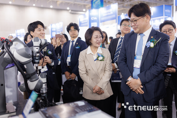 추미애 경기지사(앞줄 오른쪽 두 번째)와 김태형 경기도의회 미래과학협력위원장(앞줄 오른쪽)이 14일 수원컨벤션센터에서 열른 '2026 경기 스타트업 서밋'에 참석해 스타트업 부스를 둘러보고 있다. 경기도 제공.