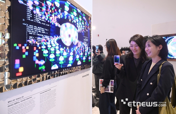 [포토] 서울디자인위크에서 삼성전자 작품 보는 관람객