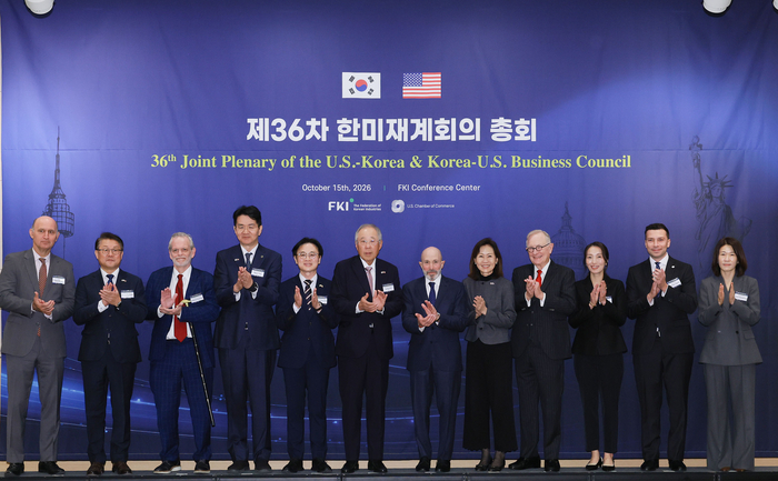 한국·미국 정부와 재계 주요 관계자들이 15일 서울 여의도 FKI타워 컨퍼런스센터에서 열린 '제36차 한미재계회의 총회'에서 기념 촬영을 하고 있다. (왼쪽부터) 얀시 몰나르 처브 수석부사장, 박승희 삼성전자 사장, 찰스 프리먼 미국상공회의소 부회장, 조원태 한진그룹 회장, 김정관 산업통상부 장관, 류진 한국경제인협회 회장, 에반 그린버그 미한재계회의 위원장, 미셸 스틸 주한미국대사, 숀 스틸 변호사, 성래은 영원무역 부회장, 매튜 이바라 GM 디렉터, 조지은 라이나생명 코리아 사장
