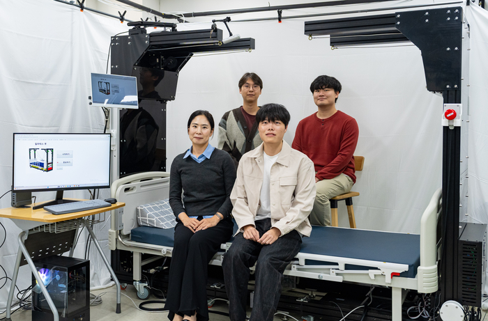 앞줄 왼쪽부터 강지연 교수, 정성훈 석사과정생. 뒷줄 왼쪽부터 곽태환 석사과정생, 안인균 석박사통합과정생.