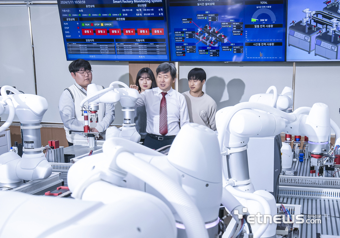 영진전문대학교 AI융합기계계열의 협동로봇 제어실습 모습