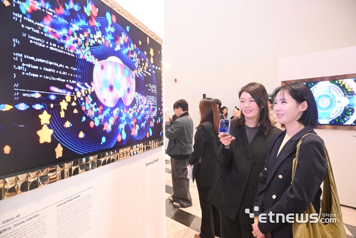 [포토] 서울디자인위크에서 삼성전자 작품 보는 관람객