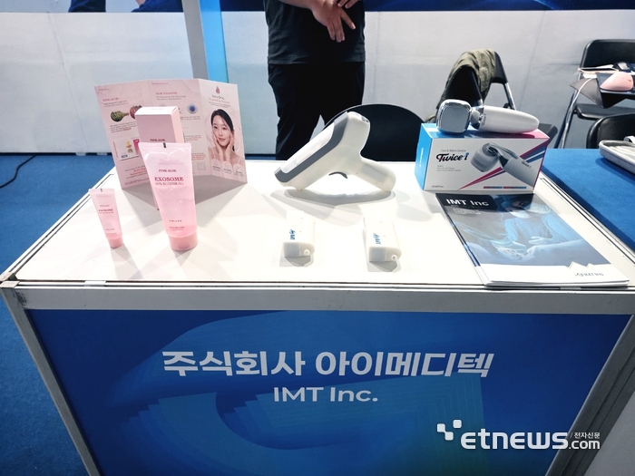 아이메디텍이 14일 수원컨벤션센터에서 열린 '2026 경기 스타트업 서밋'에서 권총 모양의 '나노아이'를 선보였다. 김동성 기자.