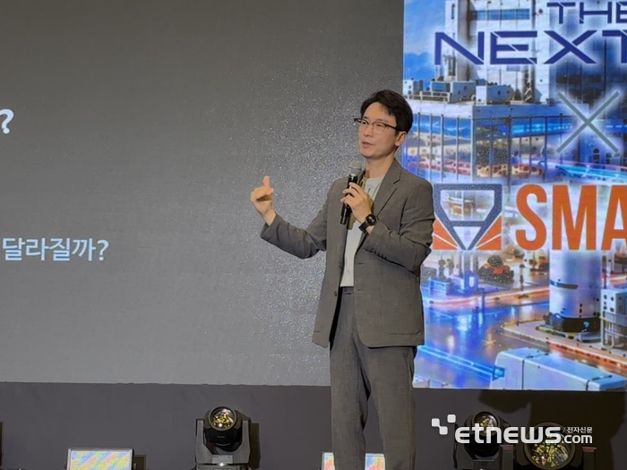 김상균 교수가 '2026 The NEXT AI×SMATOF' 첫날 부대행사로 마련된 경남 AX 리더-넥스트 포럼에서 강연하고 있다.