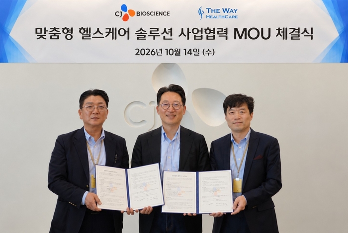 (왼쪽부터) 이정우 더웨이헬스케어 대표, 윤상배 CJ바이오사이언스 대표, 최창민 더웨이헬스케어 대표.
