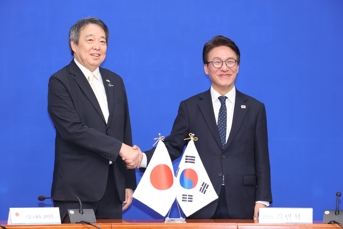 김민석 더불어민주당 대표가 15일 국회에서 미즈시마 고이치 주한일본대사를 만나 악수하고 있다. 연합뉴스