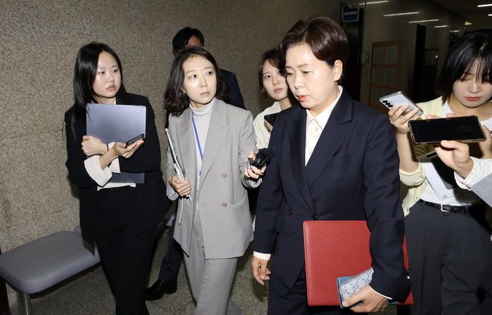 국민의힘 양향자 최고위원이 15일 국회에서 열린 최고위원회의를 마친 뒤 기자들의 질의를 받으며 이동하고 있다. 연합뉴스