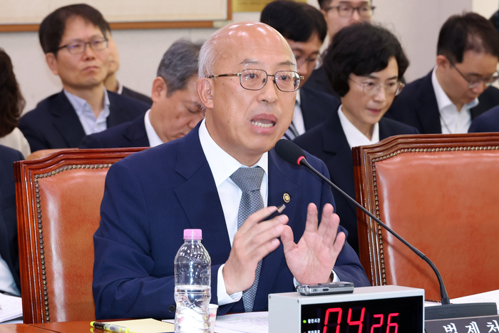 조원철 법제처장이 15일 국회에서 열린 법제사법위원회의 국정감사에서 위원 질문에 답하고 있다. 연합뉴스
