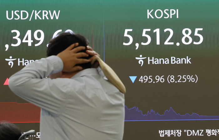 서울 중구 하나은행 본점 딜링룸 전광판(사진=연합뉴스)