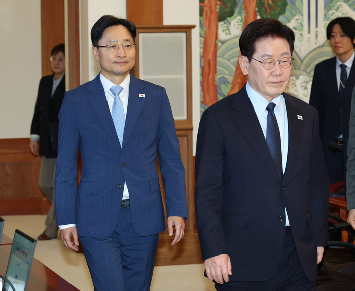 이재명 대통령이 15일 청와대에서 열린 수석보좌관회의에 임광현 신임 비서실장과 입장하고 있다. 연합뉴스