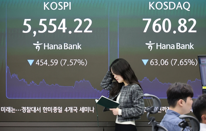 인공지능(AI) 산업 수익성 논란 재점화 등으로 코스피와 코스닥이 폭락한 15일 서울 중구 하나은행 딜링룸에 코스피·코스닥 종가가 표시돼있다. (사진=연합뉴스)