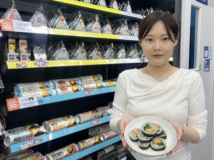 GS리테일이 운영하는 GS25는 이달 1일부터 15일까지 김밥 카테고리 매출이 전년 동기 대비 36.2% 늘었다고 16일 밝혔다.
