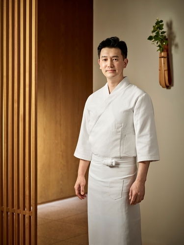 서울신라호텔은 일식당 '아리아께'에서 오는 23일 스시 카운터 헤드 셰프인 문성오 셰프의 스시 갈라 디너를 진행한다고 16일 밝혔다.