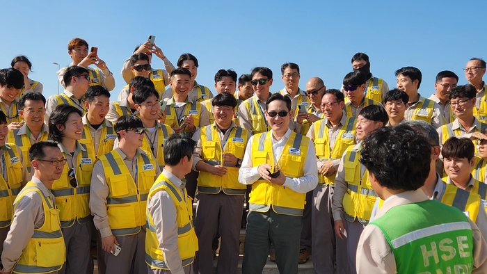 이재용 삼성전자 회장이 2022년 12월 6일(현지시각) 아랍에미리트(UAE)에 위치한 바라카 원자력 발전소 건설 현장에 방문해 건설 현장을 둘러보고 임직원을 격려하고 있다.