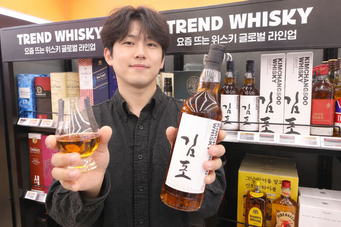 이마트24는 싱글몰트 위스키 브랜드 김창수 위스키의 '김포 2026 에디션' 1700병을 16일부터 한정 판매한다고 밝혔다.