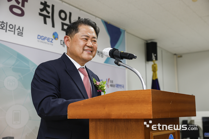 정해용 신임 청장이 취임사를 하고 있다.