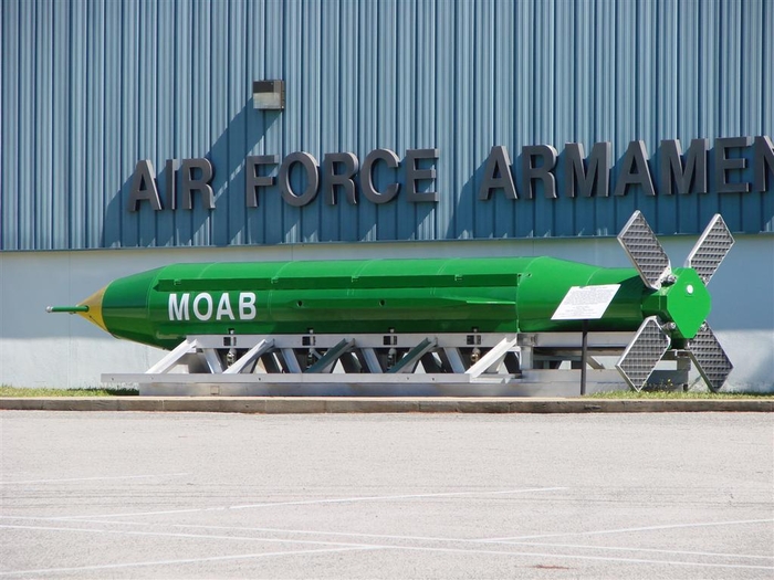 초대형 비핵폭탄 GBU-43/B(Massive Ordnance Air Blast Bomb · 'MOAB'). 사진=위키피디아