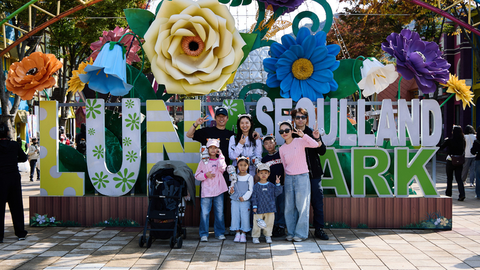 15일 과천 서울랜드에서 열린 SK하이닉스 'ThanksFULL Day'에 참석자들이 가족과 함께 기념 촬영했다.(사진=SK하이닉스)