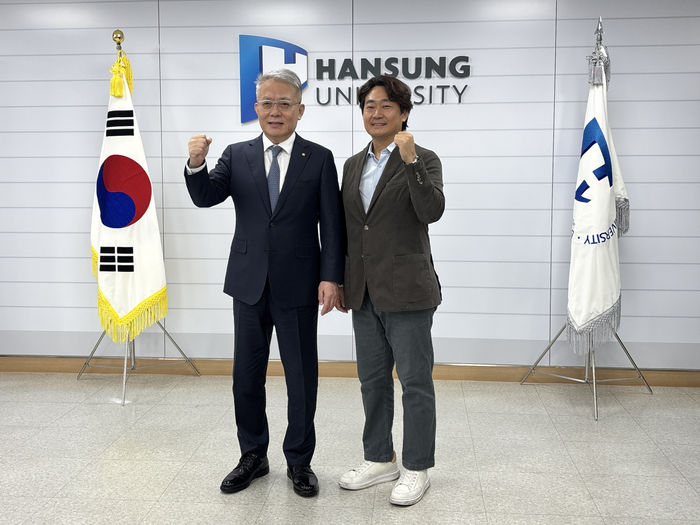 이창원 한성대학교 총장(왼쪽)과 최종복 직스테크놀로지 의장이 협약식후 손을 불끈 들어올렸다.