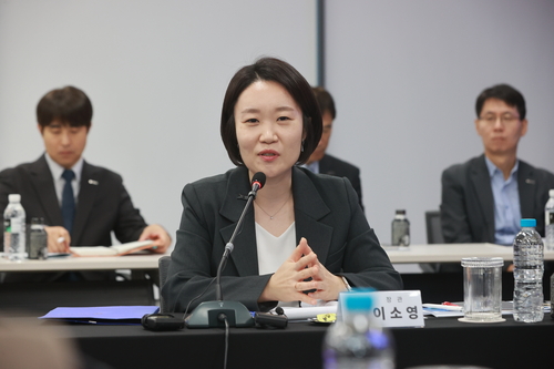 이소영 중소벤처기업부 장관이 16일 충청북도 청주시 오가노이드 사이언스에서 열린 간담회에서 모두 발언을 하고 있다.