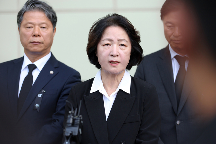 17일 경기도 순천향대 부천병원 빈소에 마련된 고(故) 김진석 소방위 빈소 조문을 마친 추미애 경기됮사가 취재진 앞에서 발언하고 있다. 사진=연합뉴스 / 경기도
