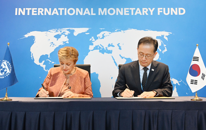 국제통화기금(IMF)·세계은행(WB) 연차총회 및 주요 20개국(G20) 재무장관·중앙은행 총재 회의, 주요 7개국(G7) 재무장관·중앙은행 총재 회의 참석차 태국 방콕을 방문중인 이형일 부총리 겸 재정경제부 장관이 10월 17일(현지시간) 퀸시리낏 컨벤션센터(QSNCC)에서 크리스탈리나 게오르기에바 국제통화기금(IMF) 총재와 글로벌 AI허브 및 역량개발 파트너쉽 지속 의향서에 서명하고 있다. (사진=재정경제부)