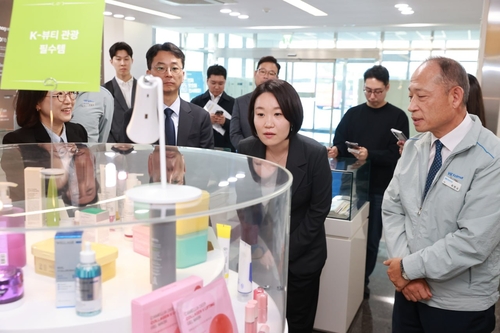 K뷰티 수출 열풍의 숨은 엔진…이소영, 한국콜마 생산현장 점검