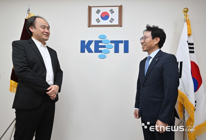 노건기 한국전자기술연구원(KETI) 원장(오른쪽)이 안호천 전자신문 소재부품부 부장과 대담하고 있다. 김민수기자 mskim@etnews.com