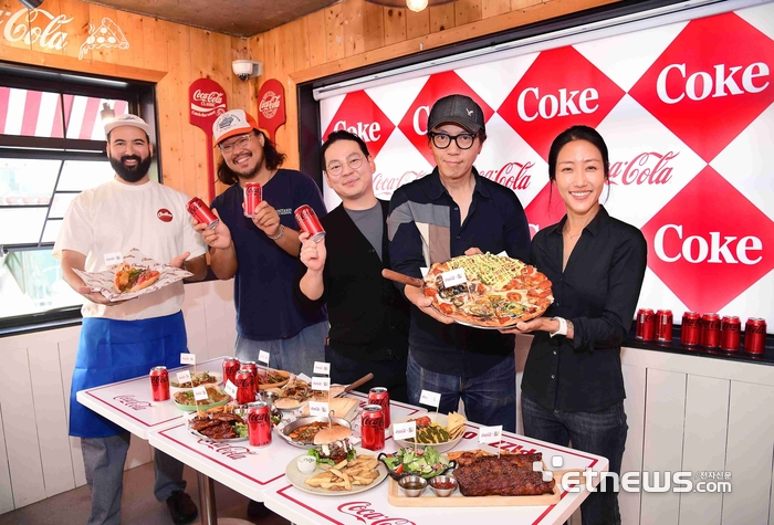 [포토[ 코카-콜라와 만난 해방촌 골목상권