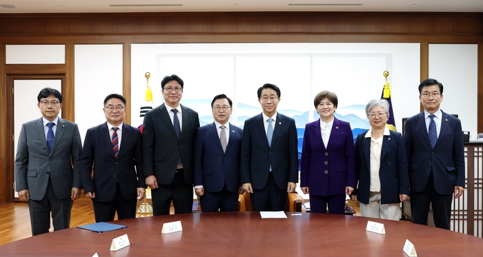 조정식 국회의장이 19일 오후 의장 집무실에서 정근식 대한민국교육감협의회 회장(서울시교육감)과 윤건영 부회장(충청북도교육감)을 비롯한 교육감 7인을 접견하고, AI 교육 전환 및 지방교육재정 등 주요 교육 현안에 대해 의견을 나눴다. 국회의장실 제공.