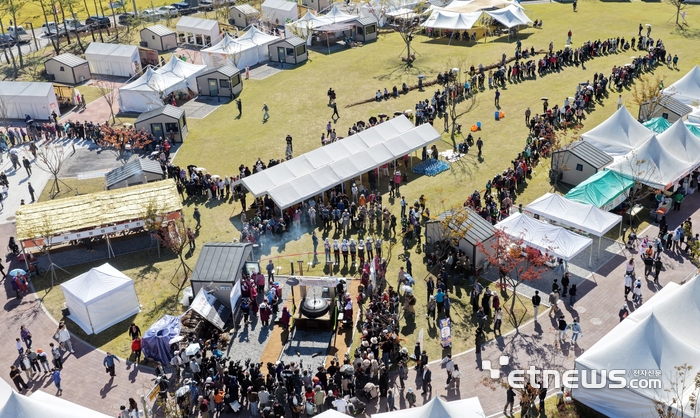 이천시가 14일 복하천 수변공원에서 개최한 '제25회 이천쌀문화축제'에서 관람객들이 쌀밥을 맛보기 위해 길게 줄을 서 있다. 이천시 제공.