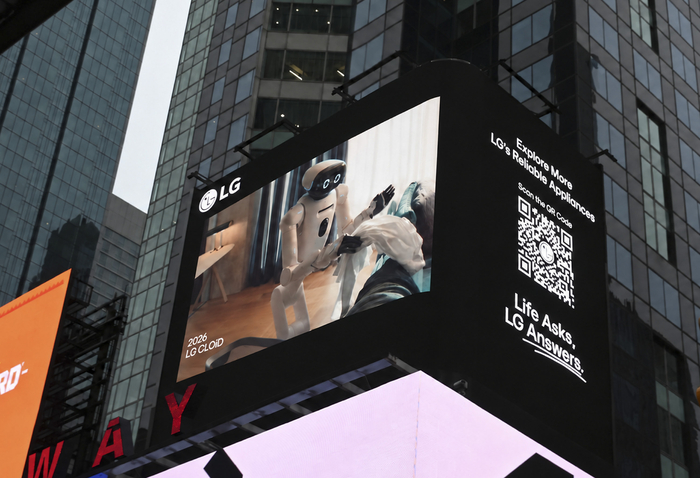 LG전자가 브랜드 헤리티지 영상 '삶이 묻는 질문, LG가 답하다(Life Asks, LG Answers)'를 미국 뉴욕 타임스스퀘어 옥외 전광판에 공개했다. 영상에는 고객의 일상 속 불편을 해결해 온 LG 가전 혁신의 여정과 기술 역량을 바탕으로 AI홈과 홈로봇 'LG 클로이드(CLOiD)' 등 피지컬 AI 분야로 혁신을 확장해 나간다는 미래 비전이 담겼다.
