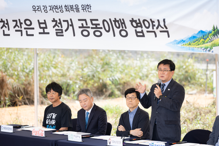 김성환 기후에너지환경부 장관이 19일 전북 완주군 소재 전주천 상죽음보 일원에서 열린 '전주천 작은 보 철거를 위한 공동이행 협약식'에 참석하여 인사말을 하고 있다. 사진 출처 : 기후부