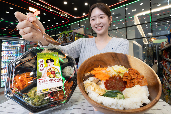 세븐일레븐은 오는 21일 가수 성시경과 협업한 '시경 픽 꿀배추제육비빔밥'을 출시한다고 19일 밝혔다.