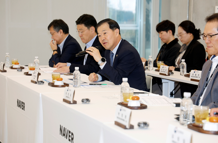 이형훈 보건복지부 제2차관은 19일 세종특별자치시 소재 네이버 데이터센터 '각 세종'을 방문해 AI 기본의료 전략 추진 위한 인공지능데이터센터(AIDC) 현장 점검에 나섰다.(제공=보건복지부)