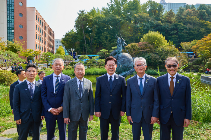 중앙대학교를 방문해 청룡상 앞에서 대학 관계자들과 기념촬영을 하고 있는 이재명 대통령 (사진 제공=청와대)