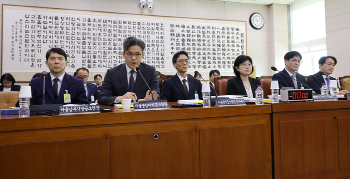 박철우 서울중앙지방공소청장(왼쪽에서 두 번째)이 19일 국회 법제사법위원회에서 열린 서울광역공소청(옛 서울고검) 등에 대한 국정감사에서 의원 질의에 답하고 있다. 연합뉴스