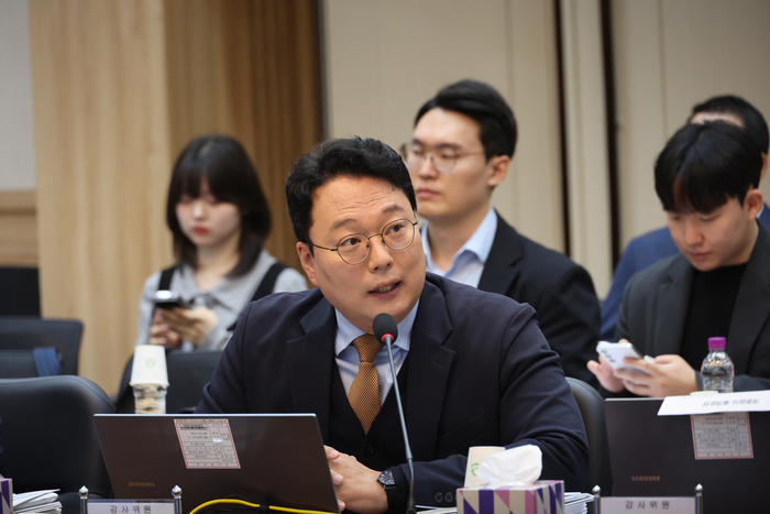 천하람 의원이 19일 오전 충남 계룡시 계룡대에서 열린 국회 국방위원회의 육군본부 등에 대한 국정감사에서 질의하고 있다. 2026.10.19 연합뉴스